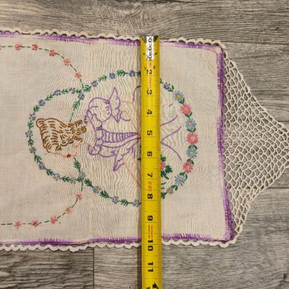 Vintage Embroidery Victorian lady Handmade White Linen Table Runner Crochet Lace - Picture 8 of 8